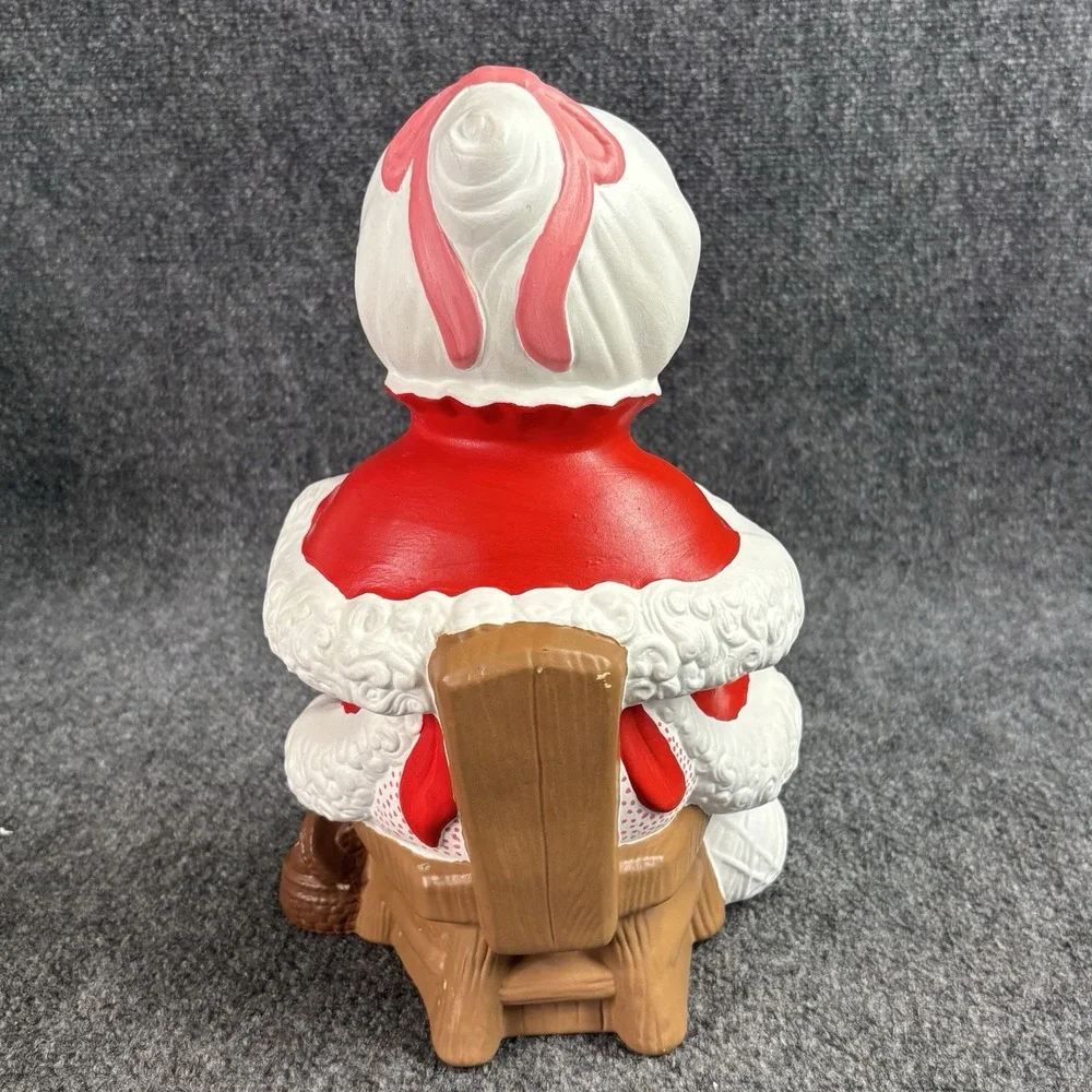 Vtg Atlantic Mold Santa & Mrs Claus Winking Knitting Ceramic Christmas 14
